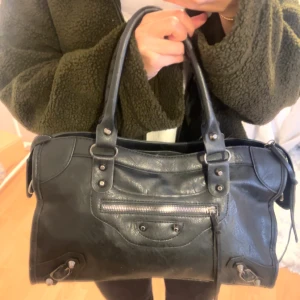 Väska  - Svart väska, ena dragkedja grejen har gått av (bild 3)  Långt band följer med❤️