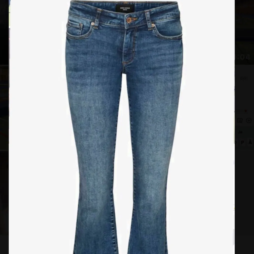 Skir snygga low waist jeans i blå färg! Går hela vägen ner för mig som nästan är 170. Jeans & Byxor.