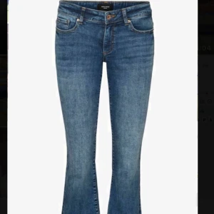 LOW WAIST JEANS - Skir snygga low waist jeans i blå färg! Går hela vägen ner för mig som nästan är 170