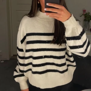 Stickad tröja  - Säljer den här mysiga stickade tröjan som är varm och perfekt nu till hösten🍂🥰 Märket är STAY