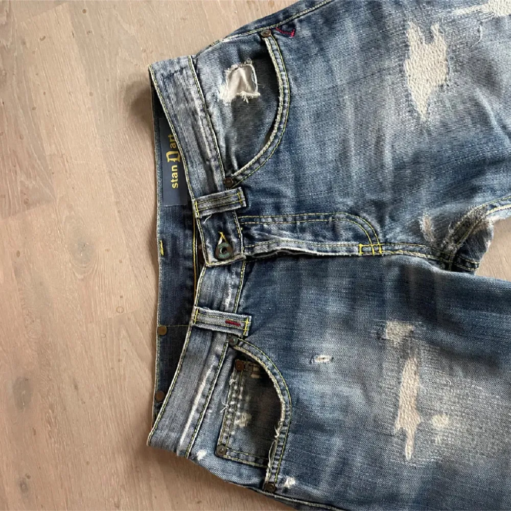 Tjena säljer nu mina feta Dondup jeans använda några gånger men är 10/10 skick fantastiska slitningar💯.Priset är inte hugget i sten så det är bara och skriva om ni har nån fråga. Jeans & Byxor.