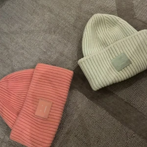 Acne mössor - Snygga acnemössor i bra skick säljs separat för 300kr st eller 600kr för båda. Tryck ej på köp nu eller prisförslag utan kontakta mig