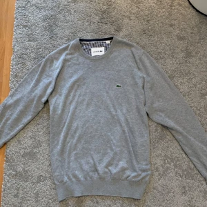 Lacoste crewneck - Stickad snygg Lacoste crewneck/tröja. Mycket bra skick och skön som fan. Inga fel på den. 