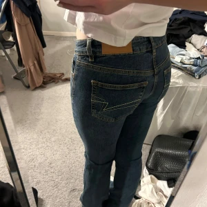 Lågmidjade bootcutjeans  - Superfina jeans från yunkyard, använda ca 3 ggr, Nypris 700kr
