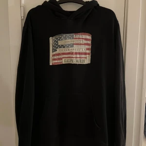 Ralph Lauren Hoodie - Ralph Lauren hoodie  Svart  Storlek: XL Nyskick 