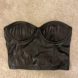 Topp - Snygg skinn topp som passar perfekt till halloween❤️