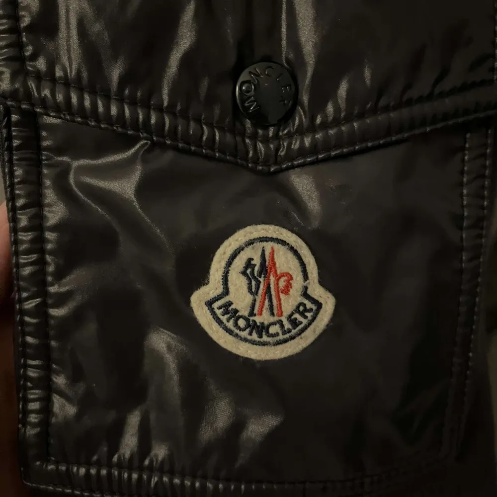 Säljer denna moncler cardigan som kostar ca 9000 nypris köpt i Danmark kom privat för kvitto och andra frågor . Jackor.