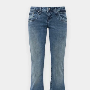Ltb jeans valerie - Jätte fina jeans från Ltb i strl 26/32 (töjbara) 🌟 ger en snygg passform och i bra skick, finns ett snöre i midjan så man dessutom kan reglera storleken🫶