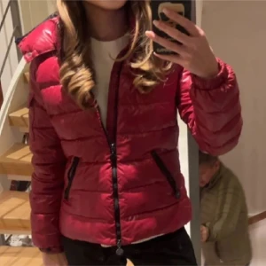 Monclear bady jacka  - Säljer min fina vinterjacka från monclear i färgen vinröd. Detta eftersom jackan iår blivit lite förliten för mig. Vid intresse är det bara att skriva och jag skickar jackan direkt vid köp. Priset kan diskuteras men jackan är i nyskick.🩷