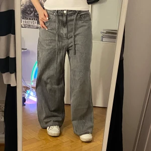 Baggy jeans - Baggy gråa jeans.