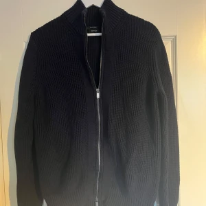 Massimo Dutti stickad cardigan - Tjo gubs! Säljer Massimo Dutti cardigan som är stickad i riktigt fin skick. Tveka inte om du har nån fråga !!!