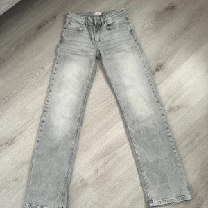 Ett par Nelly jeans i storlek 34 - Ett par Nelly jeans i storlek 34, är knappt använda!! 