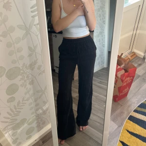 ”Linne” byxor  - Svarta byxor från Nelly! Storlek 32 men är mer som 34/36.🥰🥰