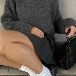 Stickad ulltröja - Såå fin tröja!! Perfekt till hösten🍂❤️ Mörkgrå i ullmaterial! Storlek L, men passar även M med lite oversize. Helt ny med prislapp!! Från NA-KD och orginalpris 800 kr. Hör av dig angående frågor!!