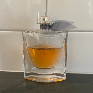 La vie est Belle parfym lancome - Dofter så gott men kommer inte till användning längre. 100 ml flaska, men ca 50% kvar. Köpt för 1350kr. Mitt pris: 699kr. Går att diskutera priset.🥰nypris på 50ml är 940kr!