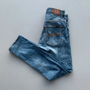 Nudie Jeans Slimfit - Fina Nudie Jeans i riktigt fint skick. 9/10, lite tecken av användning på bakfickan. Riktigt snygg färg som passar till allt. W33 L34, modell thin finn. Skriv för fler bilder eller vid funderingar 🙌😁