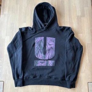 Undercover hoodie - En hoodie från Jun Takahashi’s Undercover. Inköpt 2019 om jag minns rätt. Hoodien har ingen storlek utskriven men sitter som en S-M. Hoodien är i mycket bra skick trots att den har några år på nacken.🦇🦇  Hör gärna av dig vid funderingar!