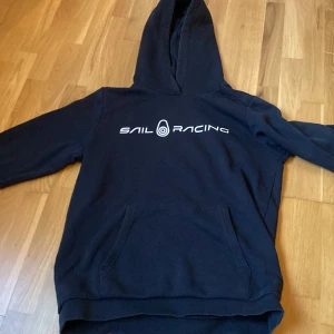 Sail racing hoodie  - Storlek 160  Skick 5/10  Andvänd många gånger 