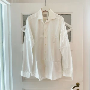 Vit skjorta från Eton - Vit skjorta i storlek 40 från Eton. Insydd i midjan för att bli slim fit.