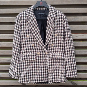 Hundtandsmönstrad Kavaj - Stilren kavaj som är hundtandsmönstrad från Pretty Little Thing. Perfekt för både vardag och fest, och lätt att styla med olika outfits. Kavajen är använd 1 gång och det är på bilden i annonsen.