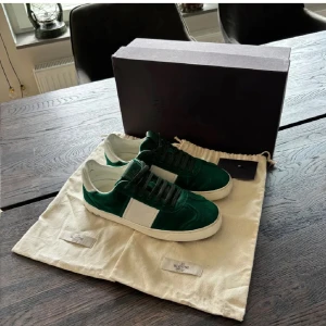 Valentino Flycrew  - Tja nu säljer jag mina Flycrews för 3899 pris kan diskuteras och jag har en extra nit, tveka inte på att höra av er 