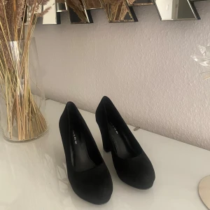 Snygga klackar! (Svarta) - Jätte bekväma får inte ont när jag går med de en hel dag. 