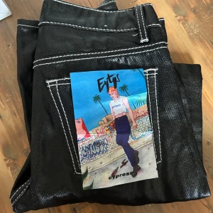 Eytys jeans  - Eytys jeans i storlek 28/34. Jag är 165 cm lång och behövde lägga upp byxorna. De är upplagda hos eytys egna skräddare. Kom aldrig till min användning. Kvitto medföljer 