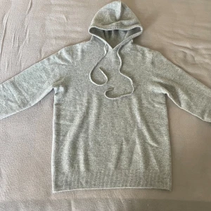 Kashmir Hoodie i 100% Ull - Säljer nu en Kashmir Hoodie i 100% procent ull. Den är helt oanvänd och säljer den för den satt för liten på mig. Hoodien är i storlek S\M. Hör av er vid fler frågor!