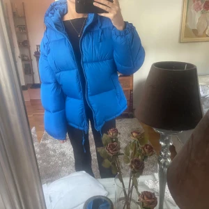 Blå jacka  - Säljer denna fina och varma jacka från Hm, säljer då jag har väldigt många liknande jackor. Den är i nyskick och slutsåld 🥰