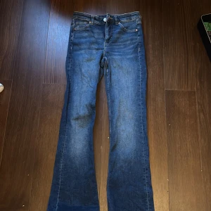 Jeans  - Ett par mörk blåa jeans 
