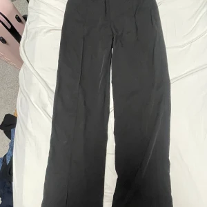 Kostymbyxor  - Långa kostymbyxor från shein i storlek L. Använd ett fåtal gånger. Till långa tjejer