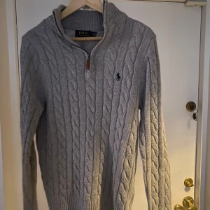 Ralph lauren stickad half zip - Kabel stickad Ralph lauren half zip. Välidgt skön och perfekt för höst och vinter. 9/10 skick, orginal pris: 2700kr mitt pris: 800