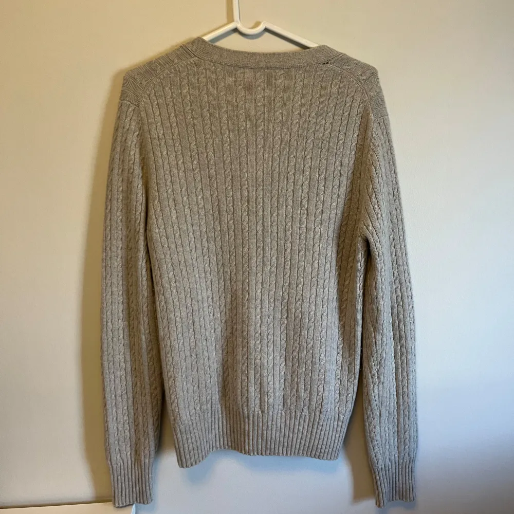 Otroligt skön och snygg kofta från Club Monaco i 100 % cashmere. Skick: Bra, enda defekten är hålet på bild 4. Inget man tänker på, lätt att laga då det är i en sömm. Färg: Beige/Grå. Nypris:4000kr. Storlek XS, passar S. Skriv vid minsta intresse 😀. Tröjor & Koftor.