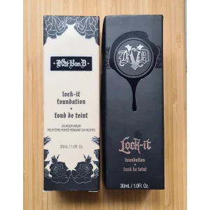 Kat von D Lock-It Foundation light 42 30ml - Gammal foundation, så kan inte garantera att formulan är som ny. Den är väldigt tjock och pigmenterad, så fungerar som en concealer eller om man vill blanda egen BB-cream/dylikt.