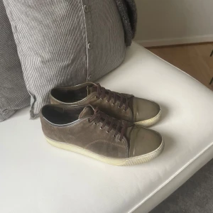 Lanvin skor - Tja, säljer nu mina Lanvin skor, är i ett bra skick, säljer p.g.a att jag inte har användning av dom längre. Pris kan förhandlas vid snabb affär 🤝 Skriv gärna om ni har frågor eller annat🤩