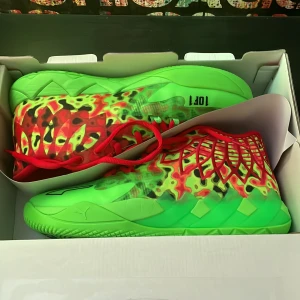 Mb.01 - Säljer mina basket skor nu då jag har slutat i basket. Skorna är i storlek 43 och från märkte puma som har samarbetat med lamelo ball. Dem är i nyskick då jag använt dem endast 2 gånger.