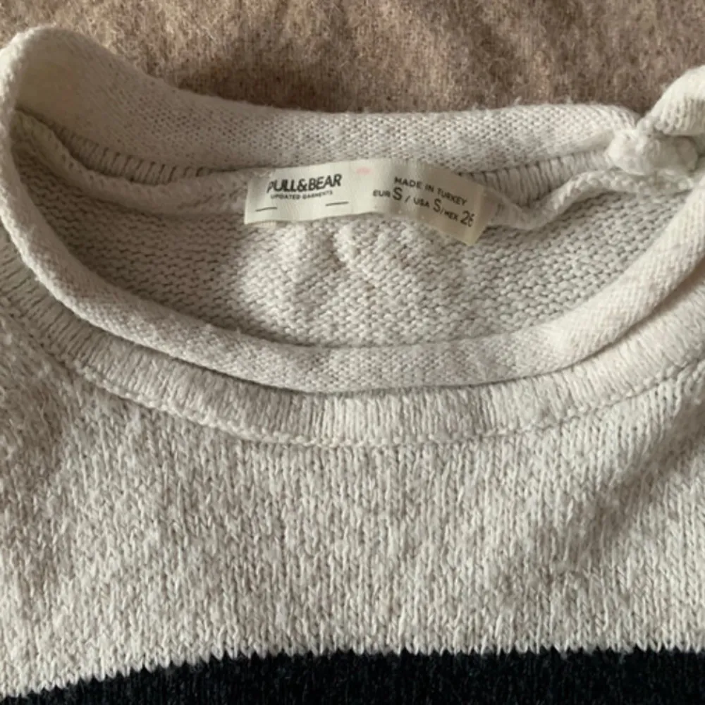 Randig stickad tröja från pull & bear. Använd några gånger. Ny pris är 300. Den har en liten fläck som inte går bort vid armen som ni ser på bild 3. Stickat.