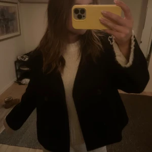 Svart kappa  - Säljer super fin svart kappa från Bubbleroom, köpt för 899kr. Köptes förra vintern. 