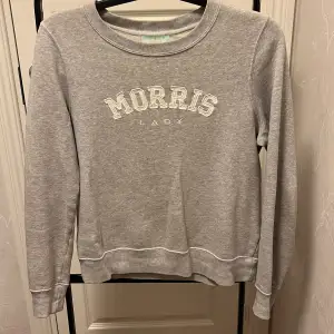 Grå sweatshirt från morris i jättefint skick! Katt finns i hemmet!