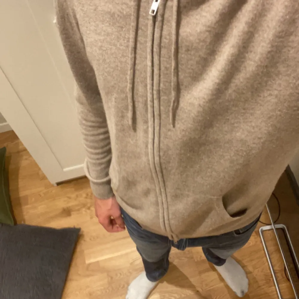 Jätte snygg beige Kashmir hoodie från John Henric i storlek Medium! 100% Kashmir. Använd en månad kanske 7-8 gånger. Nypris 2500. Hör gärna av er! 😄. Hoodies.