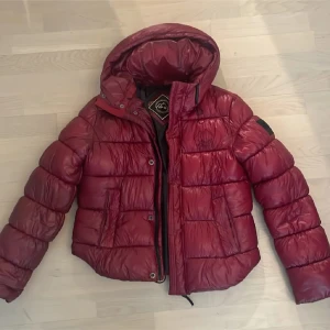 Superdry - Jag säljer nu min röda supperdry jacka. Den har knappt används då jag har en annan. Priset kan diskuteras💗skriv om ni har några frågor.