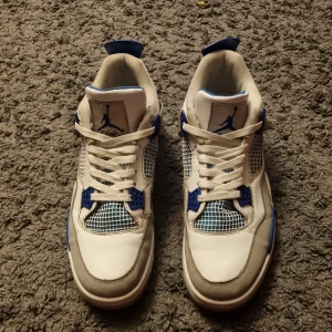 Jordan 4 military blue  - Det är ett par jordans i mycket bra kvalitet, kondition och är i väldigt gott skick