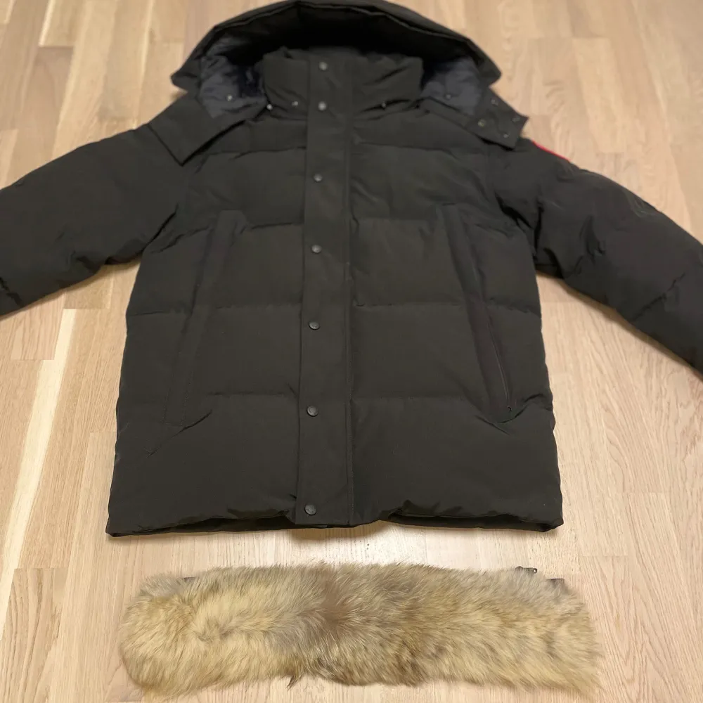 Säljer nu min Canada Goose jacka (Wyndham) herr. Jackan är i storlek M samt att jackan säljs för att den inte passa mig i smaken. Jackan är i nyskick och har använts ett fåtal gånger. Skriv privat vid minsta lilla fundering!. Jackor.