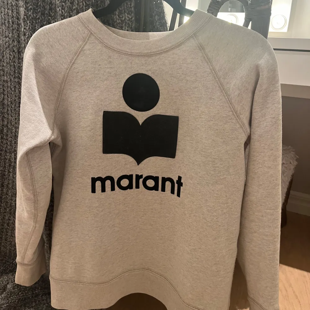 Säljer min älskade isabel marant tröja då den tyvärr har blivit lite för liten för mig❤️Den har inga defekter och jag skulle säga att den är i storlek xs-s❤️. Hoodies.