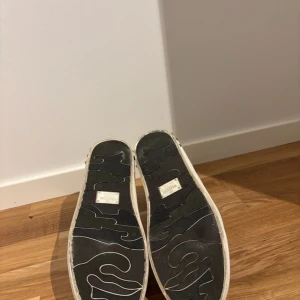 Valentino flycrews - Ett par riktigt fräscha flycrews som nu tyvärr blivit för små. Endast 3 spikar har ramlat.  Går ner i pris vid snabb affär.