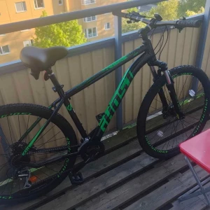 Ghost Kato mtb 29 - Hej! Jag säljer cykel som förvaras hemma, ingen rost.  Köpte för över femtusen för en tid sedan. Hydrauliska bromsar!  Små repor syns på bilden. Mycket trevlig cykel. Säljer p.g.a jag har bytt till moppe. 