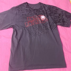 Metal Mulisha tröja - Metal Mulisha t-shirt - XL men passar som M  Säljer en nästan oanvänd Metal Mulisha t-shirt i mycket gott skick. Storleken anges som XL, men den sitter som en M. 