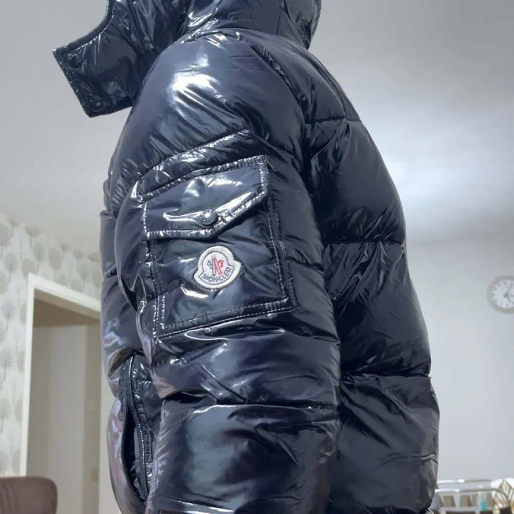 Hej, säljer denna nästan helt nya moncler mayan som är bara använd 1 gång, den är i utmärkt skick och alla Scanner funkar.storleken är M men den passar mer som S. Pris går o diskutera vid snabb affär.. Jackor.