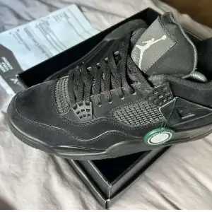 Jag säljer ett par riktigt feta Jordan 4 black cat, varsamt använda. Skick: 9/10 | mitt pris: 3999kr💸Ej hugget i sten. | storlek: 40,5 | Hör av dig vid minsta fundering. Inklusive Stock X kvitto. |  box och stock X tag medföljer inte 