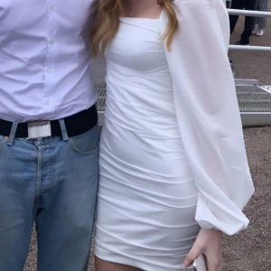 Klänning  - Vit klänning från Nelly, använd en gång så den är som ny, storlek Xs